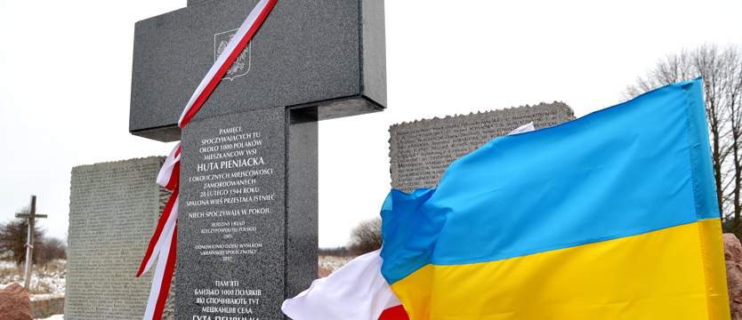 Uroczystości przy odbudowanym pomniku