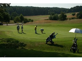Turniej golfa w cieniu okupacji pola