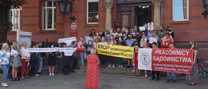 Protest pracowników sądu w Szczecinie