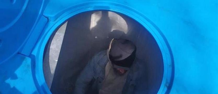 Utknął w pojemniku na makulaturę