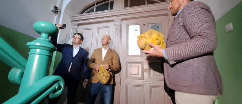 Ziemniaczany happening. PiS: Politycy KO nie szanują swoich wyborców