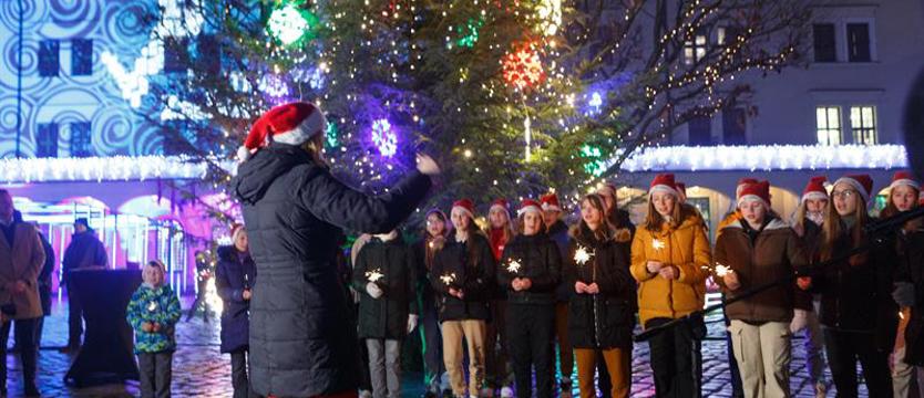 Iluminacje zamkowe w czasie kryzysu poświecą krócej. Choinka do podziwiania