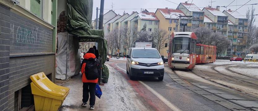 Rozpoczął się remont kamienicy, w którą uderzył tramwaj
