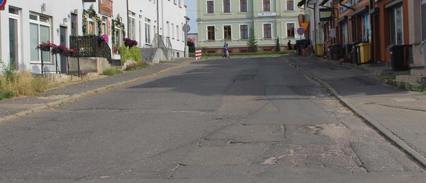Miliony na rondo, a obok dziura na dziurze 