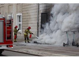 Kłęby dymu przed pubem przy pl. Żołnierza Polskiego. Strażacy już na miejscu