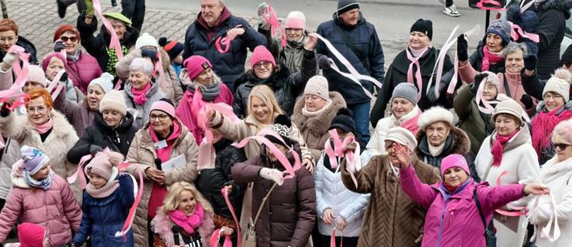 Mieszkańcy, także panowie, zatańczyli w geście solidarności