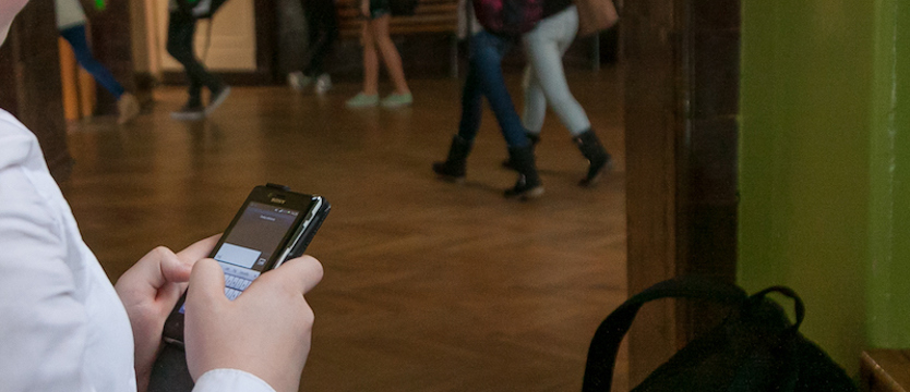 Zakaz korzystania ze smartfonów w szkołach podstawowych od 1 września