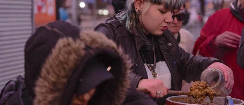 Karmią potrzebujących – można im pomóc. Przyda się żywność, odzież, nawet słoiki