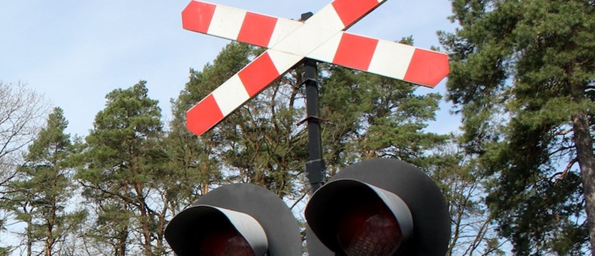 Pociąg uderzył w samochód dostawczy na przejeździe w Dworku. Jedna osoba poszkodowana