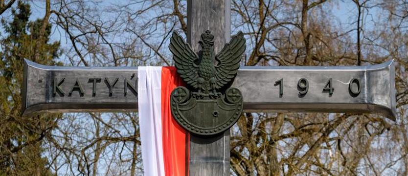 Kwesta przy Krzyżu Katyńskim na Cmentarzu Centralnym