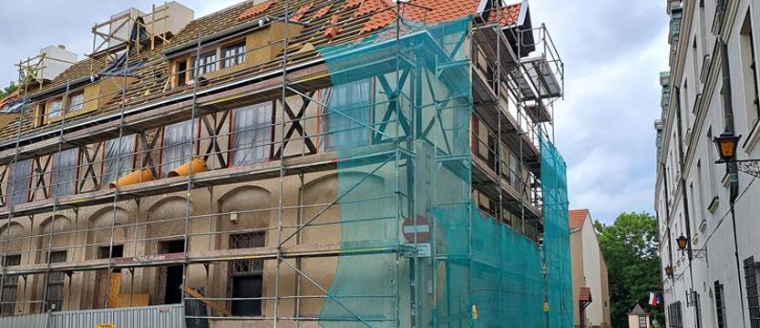 W stajni praca wre. Jest już nowa dachówka