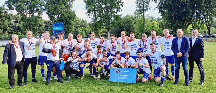 Piłka nożna. Szczęśliwy awans Floty, a Chemik w barażach