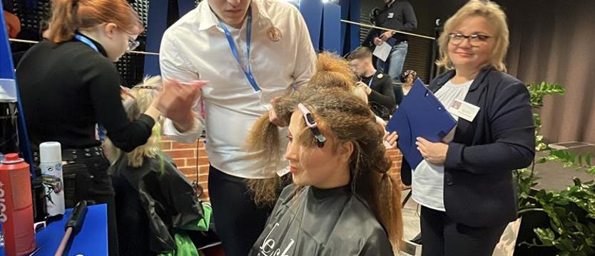 Srebrny Lok w Starej Rzeźni. Awangarda i kwiaty we włosach