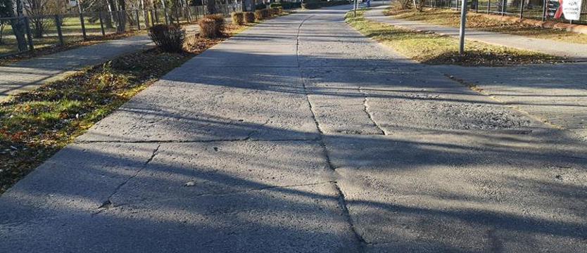 Zalać asfaltem czy kruszyć i hałasować? Przebudowa głównej ulicy w Dźwirzynie