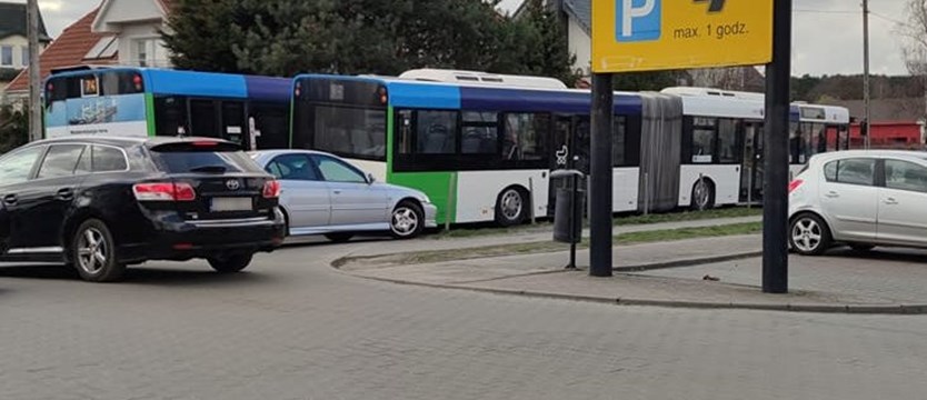 Zderzenie autobusu z osobówką na ul. Modrej