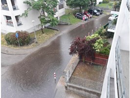 Gwałtowna ulewa w Szczecinie. Dała się we znaki kierowcom