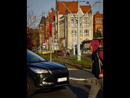 Potrącenia – plaga polskich ulic i dróg. Uważajmy dojeżdżając do zebry