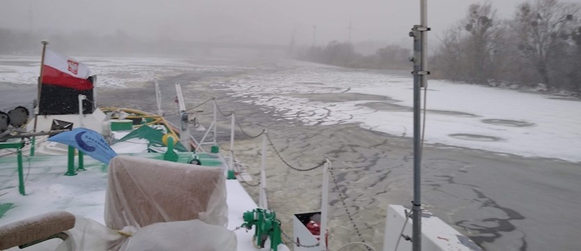 Lodołamacz "Dzik" kruszył lód w pobliżu kanału doprowadzającego wodę do elektrociepłowni na Pomorzanach