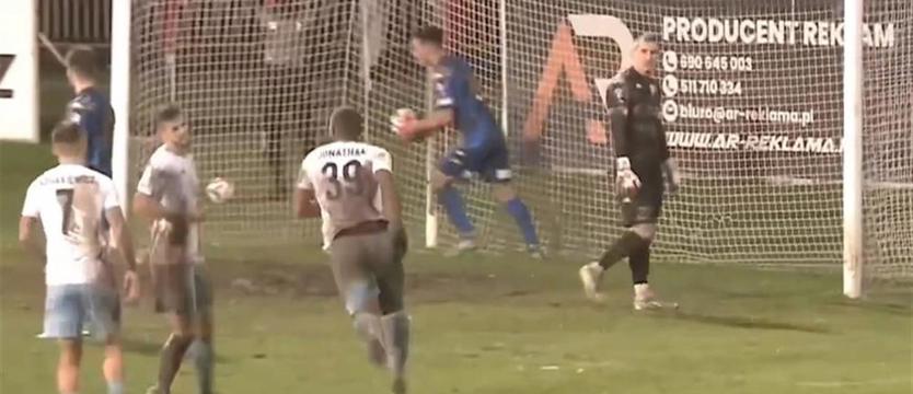 Piłka nożna. Karne w końcówce, hat-trick Júniora i wygrana liderującej Kotwicy