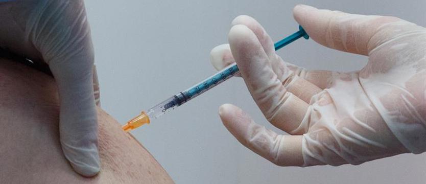 Od 1 marca powinni być zaszczepieni przeciw COVID-19, ale… Szpitale nie zwalniają. Jeszcze?