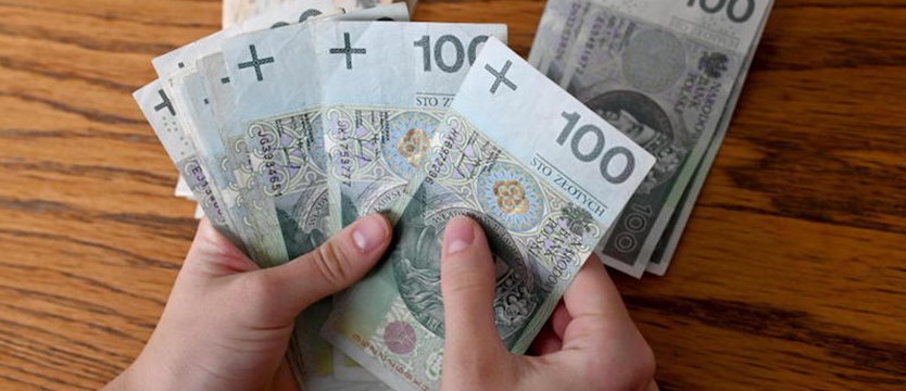 Rząd: od stycznia 2023 r. najniższa pensja wyniesie 3383 zł brutto, a od lipca - 3450 zł