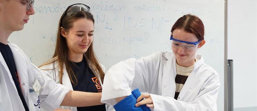 Dzień Inżynierii Materiałowej. Eksperymenty, pokazy, lekcje