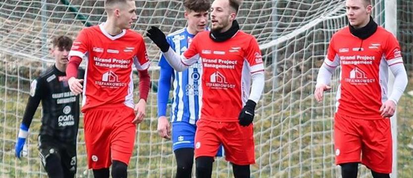 Piłka nożna. IV liga rozpoczyna wiosnę - Mirand, Dąb i Bałtyk faworytami