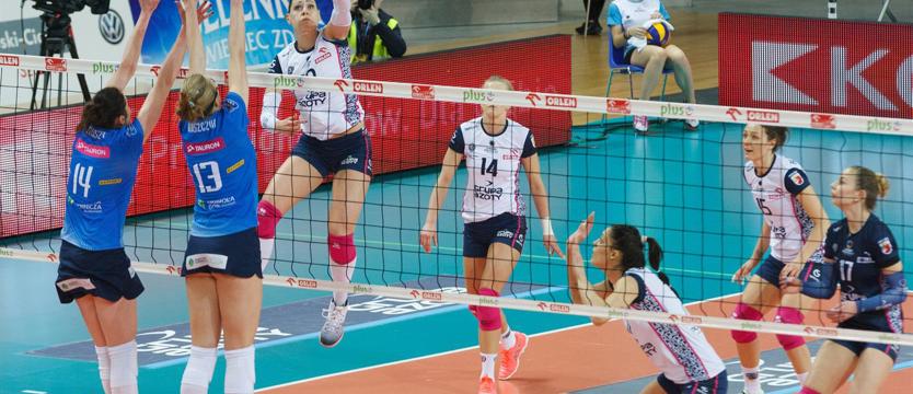 Siatkówka. Sześć policzanek w szerokiej kadrze