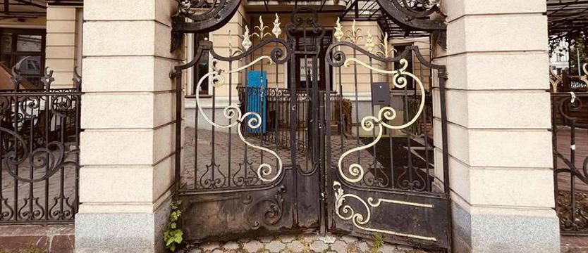 Zabytkowe ogrodzenie przy ul. Monte Cassino do remontu