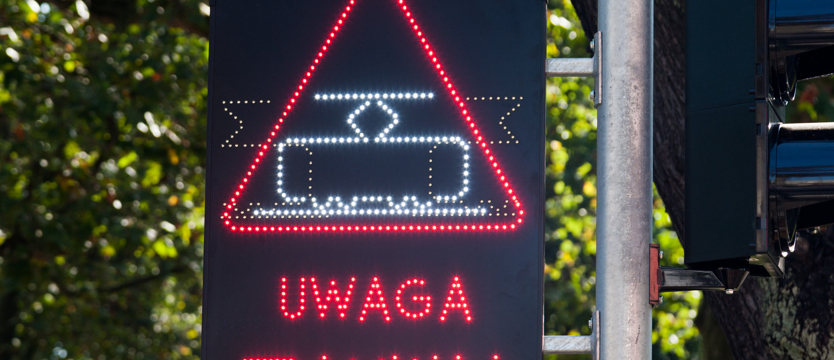 W alei 3 Maja świecące ostrzeżenie