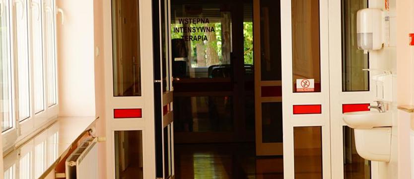 Nie żyje jedna z osób poszkodowanych w pożarze bloku w Koszalinie