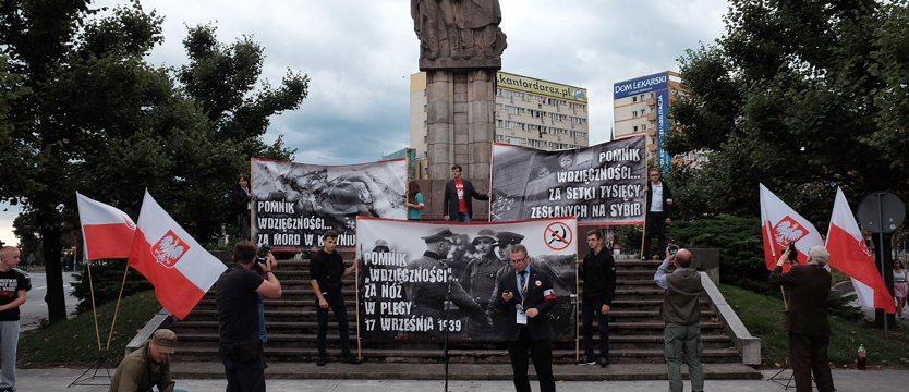 Przeciwko komunistom, przeciwko pomnikowi