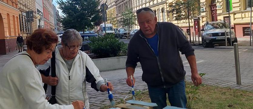 Zabawy ogrodnicze w pierwszy dzień wiosny. Przy „ścianie płaczu"