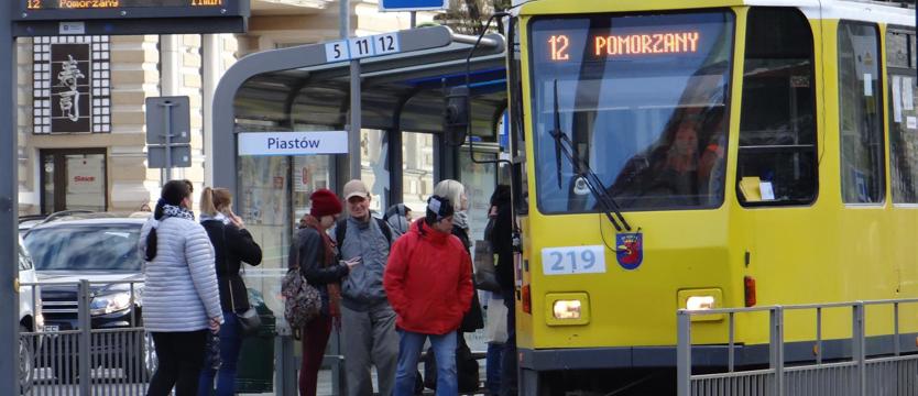Mniej kursów, kasy zamknięte