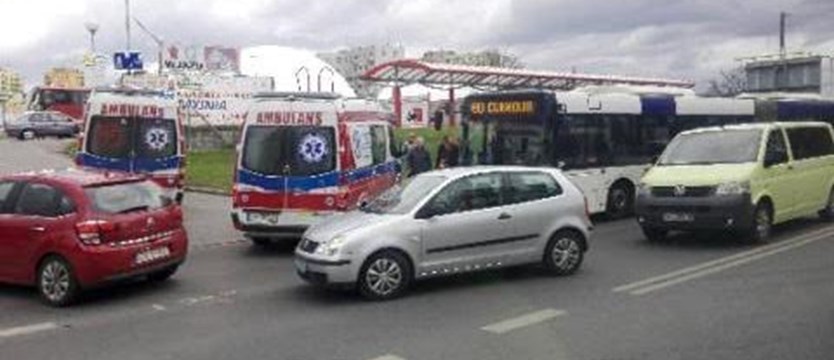 Jedna osoba w szpitalu po ostrym hamowaniu autobusu