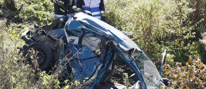 Wjechała prosto pod pociąg