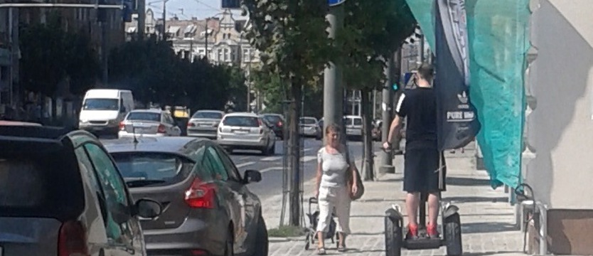 Pędził między pieszymi