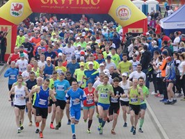 Wielu zawodników w biegowym festiwalu