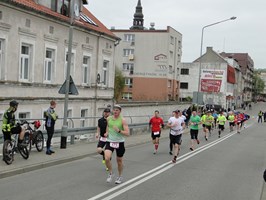 Wielu zawodników w biegowym festiwalu