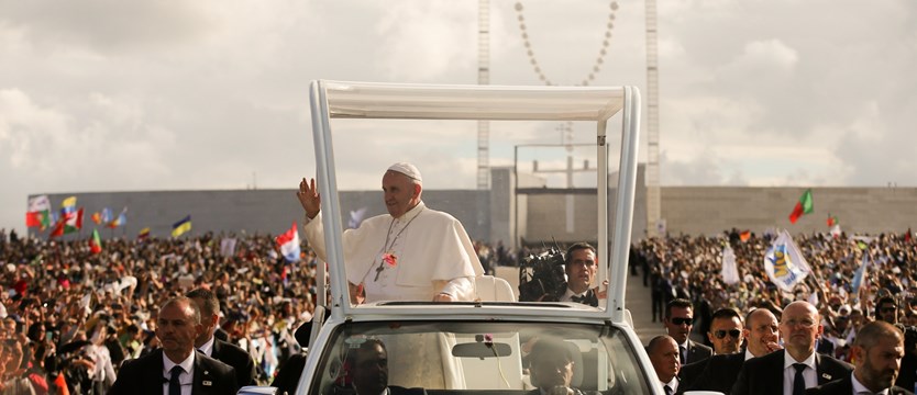 Papież przybył na jubileusz stulecia objawień w Fatimie