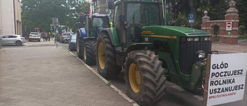 Rolnicy zawieszają protest i domagają się dymisji ministra