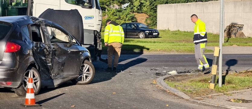 Zderzenie Seata z cysterną w Stargardzie. Dwie osoby trafiły do szpitala