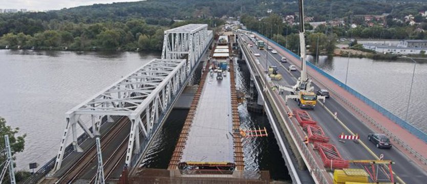 Węzeł Granitowa. Przęsła mostu są już na miejscu