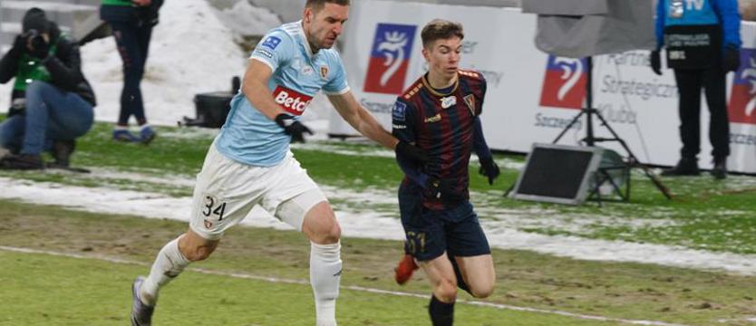 Piłka nożna. Pogoń bez Dąbrowskiego i Kowalczyka