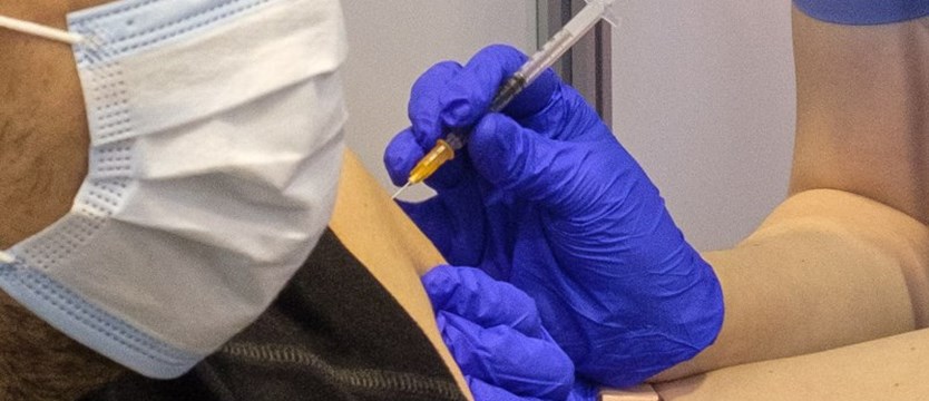 Ministerstwo Zdrowia: Tylko 0,75 proc. osób w pełni zaszczepionych zostało zakażonych