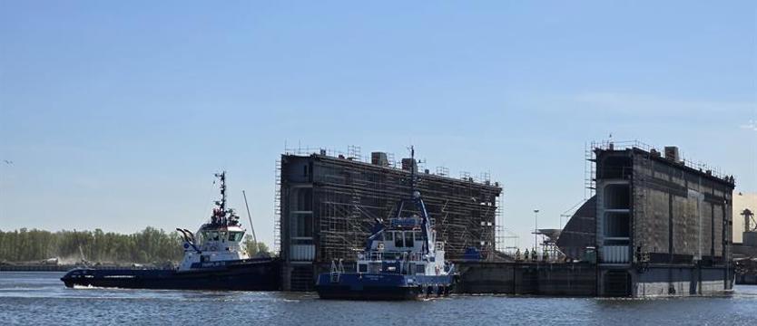 Dwie części ogromnego doku bezpiecznie unoszą się na wodzie