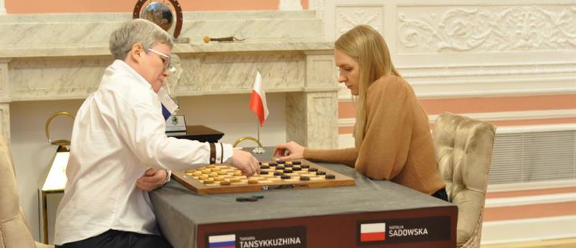 Warcaby. Mimo sobotniego remisu w boju o MŚ prowadzi Sadowska