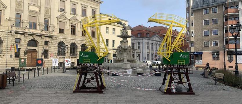 Replika "dźwigozaurów" idzie do naprawy