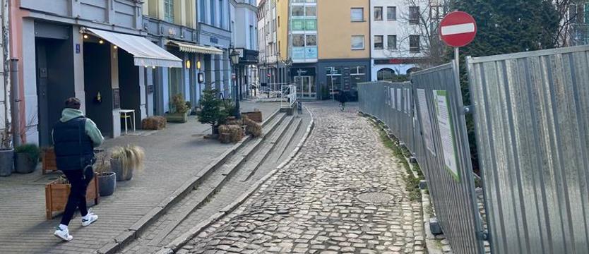 Płot zasłania widok. Poezją o prozie życia