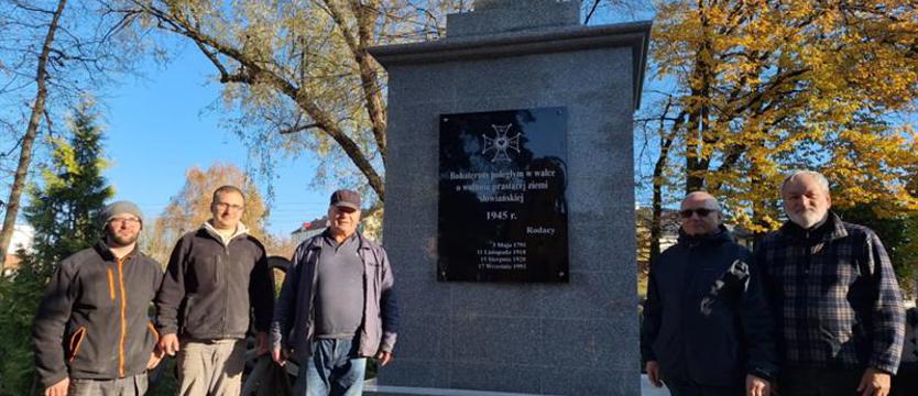 Przygotowali pomnik na Święto Niepodległości. Społeczna inicjatywa patriotyczna